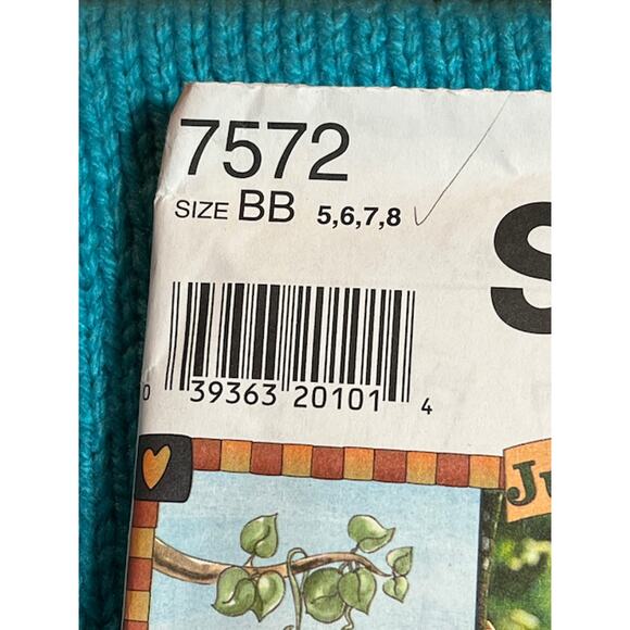 Simplicity sewing pattern  7572 girls dress - Picture 2 of 5